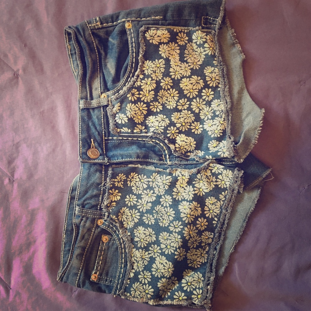 Daisy print shorts!
